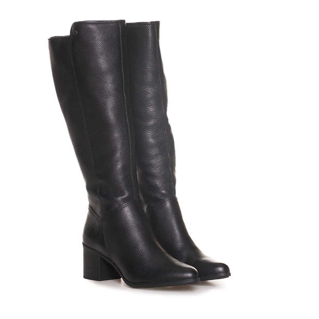 Detalhe do couro e salto da bota Bottero feminina preta